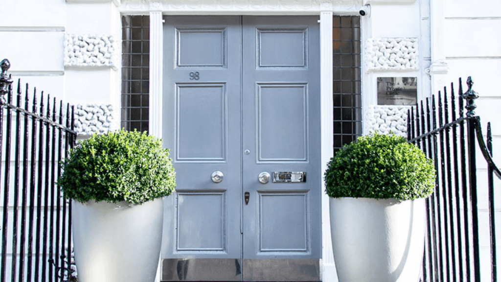 An image of the outside of the 98 Harley Street Clinic, London.
