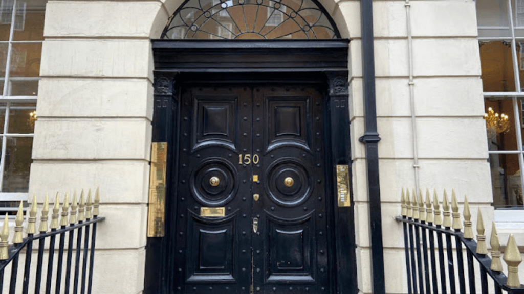 A photo of the outside of Dermis Clinics situated in 150 Harley Street.