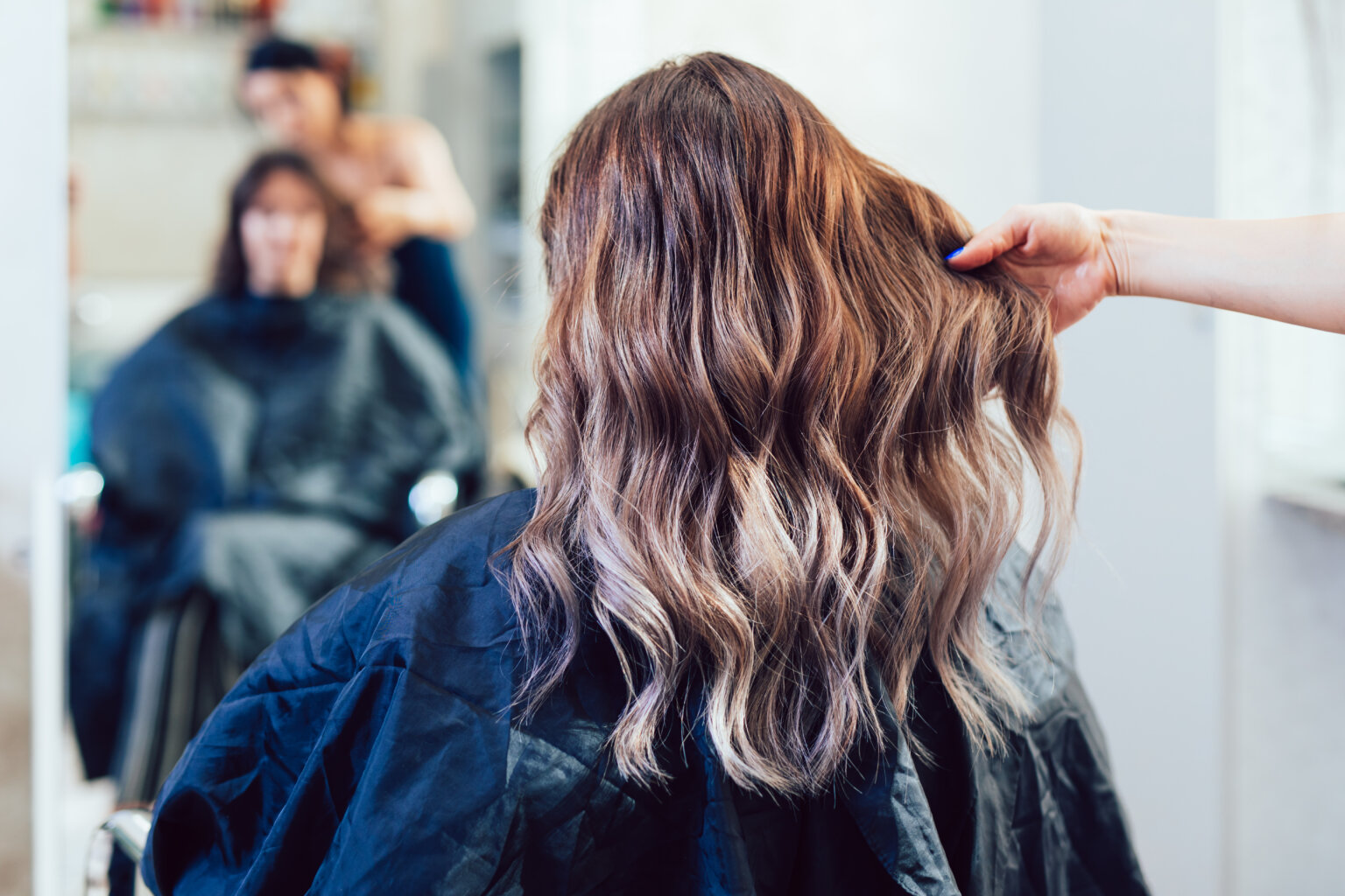 Brunette with blonde highlights in the salon