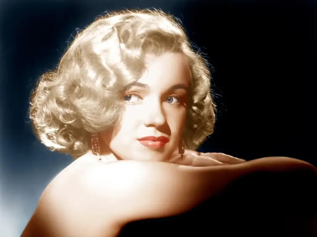 an image of the iconic Marilyn Monroe with luminescent skin under the spotlights