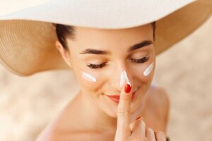 Applying Sunscreen for tight skin