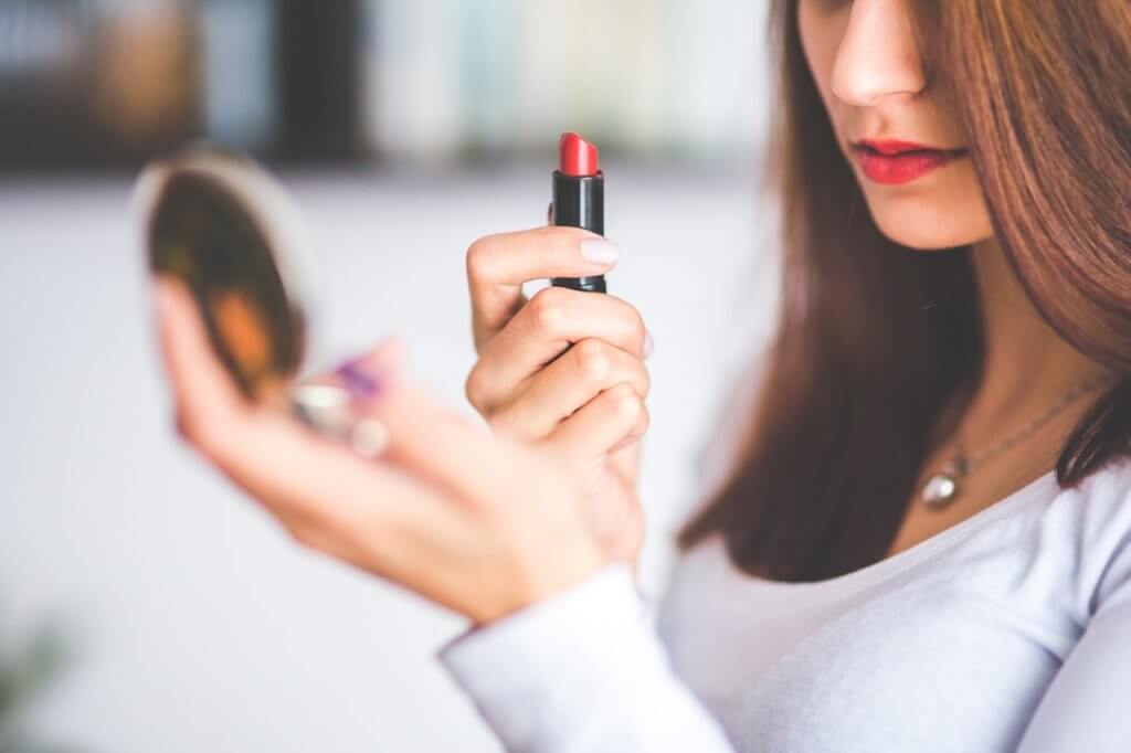 woman-with-brown-hair-doing-lips